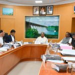 ಬೆಂಗಳೂರು, ಜನವರಿ 8: ಮಹಾತ್ಮಾ ಗಾಂಧಿ ಗ್ರಾಮೀಣ ಉದ್ಯೋಗ ಖಾತ್ರಿ ಯೋಜನೆಯನ್ನು ಕೇಂದ್ರ ಸರ್ಕಾರ ಹಿಂಪಡೆದಿರುವ ಬಗ್ಗೆ ಸಚಿವ ಸಂಪುಟ ಸಭೆ ಚರ್ಚೆ ನಡೆಸಿದ್ದು, ಇದರ ಬದಲಿಗೆ ತಂದಿರುವ ,"ವಿಬಿಜಿ, ರಾಮ್ ಜಿ" ಯೋಜನೆಯ ಬಗ್ಗೆ ಕಾನೂನಾತ್ಮಕ ಕ್ರಮ ಕೈಗೊಳ್ಳಲು ಸಚಿವ ಸಂಪುಟ ಸಭೆ ತೀರ್ಮಾನಿಸಿದೆ ಎಂದು ಪ್ರವಾಸೋದ್ಯಮ, ಕಾನೂನು ಮತ್ತು ಸಂಸದೀಯ ವ್ಯವಹಾರಗಳ ಸಚಿವ ಹೆಚ್ ಕೆ ಪಾಟೀಲ್ ತಿಳಿಸಿದರು. ಅವರು ಇಂದು ಸಚಿವ ಸಂಪುಟ ಸಭೆ ನಂತರ ಪತ್ರಿಕಾಗೋಷ್ಠಿಯಲ್ಲಿ ಈ ವಿಷಯ ತಿಳಿಸಿದರು. ಜನರ ನ್ಯಾಯಾಲಯಕ್ಕೂ ವಿಬಿಜಿ, ರಾಮ್ ಜಿ" ಯೋಜನೆಯ ತೆಗೆದುಕೊಂಡು ಹೋಗಲು ನಿರ್ಣಯಿಸಲಾಗಿದೆ ಎಂದ ಅವರು ಸಂವಿಧಾನದ 73 ನೇ ತಿದ್ದುಪಡಿಯಾದ ನಂತರ ದೇಶದಲ್ಲಿ ವಿಕೇಂದ್ರೀಕರಣವಾಗಿದೆ. ಈ ಯೋಜನೆಯಿಂದ ವಿಕೇಂದ್ರೀಕರಣಕ್ಕೆ ಕೊಡಲಿ ಏಟು ಬಿದ್ದಿದೆ. ಗ್ರಾಮೀಣ ಭಾಗದ ಜನರ ಉದ್ಯೋಗದ ಹಕ್ಕನ್ನು ಕಿತ್ತುಕೊಳ್ಳುವ ಕೆಲಸವನ್ನು MNREGA ವಾಪಸ್ಸು ಪಡೆಯುವ ಮೂಲಕ ಮಾಡಲಾಗಿದೆ ಎಂದರು. MNREGA ಮೂಲಕ ಪಂಚಾಯಿತಿಗಳಲ್ಲಿ ಆಸ್ತಿ ನಿರ್ಮಾಣವಾಗುತ್ತಿತ್ತು. ಈಗ ಕರಾಳ ಕಾನೂನು ತಂದು ಕಾರ್ಮಿಕರು ಗುತ್ತಿಗೆದಾರರು ಮಾಡಿಸುತ್ತಿರುವ ರಾಷ್ಟ್ರೀಯ ಹೆದ್ದಾರಿ ಕಾಮಗಾರಿಗಳಲ್ಲಿ ಕೆಲಸ ಮಾಡಬೇಕಿದೆ. ಕೂಲಿಕಾರರ ಹಿತ ಕಾಪಾಡುವ ಆಸಕ್ತಿಯನ್ನು ಕೇಂದ್ರ ಸರ್ಕಾರ ತೋರಿಸಿಲ್ಲ . ಬದಲಿಗೆ ಉದ್ಯೋಗದ ಹಕ್ಕನ್ನು ಕಿತ್ತುಕೊಂಡಿದೆ. ಗ್ರಾಮಗಳಲ್ಲಿ ಯಾವ ಕೆಲಸವಾಗಬೇಕೆಂದು ತೀರ್ಮಾನಿಸುವ ಅಧಿಕಾರ ಪಂಚಾಯಿತಿಗಳಿಗಿತ್ತು. ಈಗ ಅದನ್ನು ಸಂಪೂರ್ಣವಾಗಿ ಕಿತ್ತುಕೊಂಡು ಕೆಲಸ ಎಲ್ಲಿ ಆಗಬೇಕು ಎಂದು ಕೇಂದ್ರ ಸರ್ಕಾರ ನಿರ್ದೇಶನ ನೀಡುತ್ತದೆ. ಈ ಕರಾಳ ಶಾಸನವನ್ನು ಕರ್ನಾಟಕ ಸರ್ಕಾರ ತೀವ್ರವಾಗಿ ವಿರೋಧಿಸುತ್ತದೆ. ರಾಜಕೀಯವಾಗಿ, ಕಾನೂನಾತ್ಮಕವಾಗಿ ಹಾಗೂ ಜನರ ನ್ಯಾಯಾಲಯದಲ್ಲಿ ಹೋರಾಟ ಮಾಡುವುದಾಗಿ ತಿಳಿಸಿದರು. ಮೇಲ್ನೋಟಕ್ಕೆ 125 ದಿನ ಕೆಲಸ ನೀಡುವುದು ಎಂದಿದ್ದರೂ , ನಿರ್ದಿಷ್ಟವಾಗಿ ಆಗುವಂತಿಲ್ಲ. ಇದಕ್ಕೆ ಹಣವೆಲ್ಲಿದೆ. ಶೇ.40% ರಷ್ಟು ಅನುದಾನವನ್ನು ರಾಜ್ಯ ಸರ್ಕಾರ ಭರಿಸಬೇಕಿದೆ. ಭಾರಿ ಪ್ರಮಾಣದ ಆರ್ಥಿಕ ಹೊರೆ ಬೀಳುವಂತಿದ್ದರೆ ಸಂಬಂಧಪಟ್ಟ ರಾಜ್ಯಗಳೊಂದಿಗೆ ಚರ್ಚೆ ಮಾಡಬೇಕು. ಆದರೆ ಹಾಗೆ ಆಗಿಲ್ಲ. 15ನೇ ಹಣಕಾಸು ಆಯೋಗದ ಶಿಫಾರಸುಗಳು ಅನುಷ್ಠಾನಕ್ಕೆ ಬಂದ ನಂತರ ಇದನ್ನು ಹೊಸದಾಗಿ ಸೇರ್ಪಡೆ ಮಾಡಲಾಗಿದೆ ಎಂದರು. ಶೀಘ್ರದಲ್ಲಿ ಪಂಚಾಯತ್ ಚುನಾವಣೆ ವಿಬಿಜಿ, ರಾಮ್ ಜಿ" ಯೋಜನೆಯ ಬಗ್ಗೆ ಕಾನೂನಾತ್ಮಕ ಕ್ರಮ ಕೈಗೊಳ್ಳಲು ಸಚಿವ ಸಂಪುಟ ಸಭೆ ತೀರ್ಮಾನ