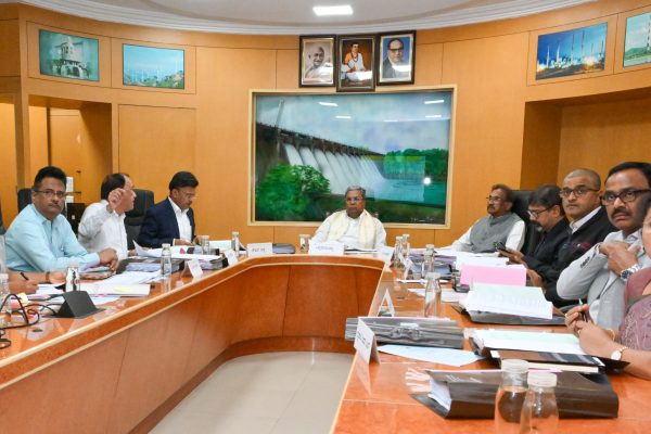 ಬೆಂಗಳೂರು, ಜನವರಿ 8: ಮಹಾತ್ಮಾ ಗಾಂಧಿ ಗ್ರಾಮೀಣ ಉದ್ಯೋಗ ಖಾತ್ರಿ ಯೋಜನೆಯನ್ನು ಕೇಂದ್ರ ಸರ್ಕಾರ ಹಿಂಪಡೆದಿರುವ ಬಗ್ಗೆ ಸಚಿವ ಸಂಪುಟ ಸಭೆ ಚರ್ಚೆ ನಡೆಸಿದ್ದು, ಇದರ ಬದಲಿಗೆ ತಂದಿರುವ ,"ವಿಬಿಜಿ, ರಾಮ್ ಜಿ" ಯೋಜನೆಯ ಬಗ್ಗೆ ಕಾನೂನಾತ್ಮಕ ಕ್ರಮ ಕೈಗೊಳ್ಳಲು ಸಚಿವ ಸಂಪುಟ ಸಭೆ ತೀರ್ಮಾನಿಸಿದೆ ಎಂದು ಪ್ರವಾಸೋದ್ಯಮ, ಕಾನೂನು ಮತ್ತು ಸಂಸದೀಯ ವ್ಯವಹಾರಗಳ ಸಚಿವ ಹೆಚ್ ಕೆ ಪಾಟೀಲ್ ತಿಳಿಸಿದರು. ಅವರು ಇಂದು ಸಚಿವ ಸಂಪುಟ ಸಭೆ ನಂತರ ಪತ್ರಿಕಾಗೋಷ್ಠಿಯಲ್ಲಿ ಈ ವಿಷಯ ತಿಳಿಸಿದರು. ಜನರ ನ್ಯಾಯಾಲಯಕ್ಕೂ ವಿಬಿಜಿ, ರಾಮ್ ಜಿ" ಯೋಜನೆಯ ತೆಗೆದುಕೊಂಡು ಹೋಗಲು ನಿರ್ಣಯಿಸಲಾಗಿದೆ ಎಂದ ಅವರು ಸಂವಿಧಾನದ 73 ನೇ ತಿದ್ದುಪಡಿಯಾದ ನಂತರ ದೇಶದಲ್ಲಿ ವಿಕೇಂದ್ರೀಕರಣವಾಗಿದೆ. ಈ ಯೋಜನೆಯಿಂದ ವಿಕೇಂದ್ರೀಕರಣಕ್ಕೆ ಕೊಡಲಿ ಏಟು ಬಿದ್ದಿದೆ. ಗ್ರಾಮೀಣ ಭಾಗದ ಜನರ ಉದ್ಯೋಗದ ಹಕ್ಕನ್ನು ಕಿತ್ತುಕೊಳ್ಳುವ ಕೆಲಸವನ್ನು MNREGA ವಾಪಸ್ಸು ಪಡೆಯುವ ಮೂಲಕ ಮಾಡಲಾಗಿದೆ ಎಂದರು. MNREGA ಮೂಲಕ ಪಂಚಾಯಿತಿಗಳಲ್ಲಿ ಆಸ್ತಿ ನಿರ್ಮಾಣವಾಗುತ್ತಿತ್ತು. ಈಗ ಕರಾಳ ಕಾನೂನು ತಂದು ಕಾರ್ಮಿಕರು ಗುತ್ತಿಗೆದಾರರು ಮಾಡಿಸುತ್ತಿರುವ ರಾಷ್ಟ್ರೀಯ ಹೆದ್ದಾರಿ ಕಾಮಗಾರಿಗಳಲ್ಲಿ ಕೆಲಸ ಮಾಡಬೇಕಿದೆ. ಕೂಲಿಕಾರರ ಹಿತ ಕಾಪಾಡುವ ಆಸಕ್ತಿಯನ್ನು ಕೇಂದ್ರ ಸರ್ಕಾರ ತೋರಿಸಿಲ್ಲ . ಬದಲಿಗೆ ಉದ್ಯೋಗದ ಹಕ್ಕನ್ನು ಕಿತ್ತುಕೊಂಡಿದೆ. ಗ್ರಾಮಗಳಲ್ಲಿ ಯಾವ ಕೆಲಸವಾಗಬೇಕೆಂದು ತೀರ್ಮಾನಿಸುವ ಅಧಿಕಾರ ಪಂಚಾಯಿತಿಗಳಿಗಿತ್ತು. ಈಗ ಅದನ್ನು ಸಂಪೂರ್ಣವಾಗಿ ಕಿತ್ತುಕೊಂಡು ಕೆಲಸ ಎಲ್ಲಿ ಆಗಬೇಕು ಎಂದು ಕೇಂದ್ರ ಸರ್ಕಾರ ನಿರ್ದೇಶನ ನೀಡುತ್ತದೆ. ಈ ಕರಾಳ ಶಾಸನವನ್ನು ಕರ್ನಾಟಕ ಸರ್ಕಾರ ತೀವ್ರವಾಗಿ ವಿರೋಧಿಸುತ್ತದೆ. ರಾಜಕೀಯವಾಗಿ, ಕಾನೂನಾತ್ಮಕವಾಗಿ ಹಾಗೂ ಜನರ ನ್ಯಾಯಾಲಯದಲ್ಲಿ ಹೋರಾಟ ಮಾಡುವುದಾಗಿ ತಿಳಿಸಿದರು. ಮೇಲ್ನೋಟಕ್ಕೆ 125 ದಿನ ಕೆಲಸ ನೀಡುವುದು ಎಂದಿದ್ದರೂ , ನಿರ್ದಿಷ್ಟವಾಗಿ ಆಗುವಂತಿಲ್ಲ. ಇದಕ್ಕೆ ಹಣವೆಲ್ಲಿದೆ. ಶೇ.40% ರಷ್ಟು ಅನುದಾನವನ್ನು ರಾಜ್ಯ ಸರ್ಕಾರ ಭರಿಸಬೇಕಿದೆ. ಭಾರಿ ಪ್ರಮಾಣದ ಆರ್ಥಿಕ ಹೊರೆ ಬೀಳುವಂತಿದ್ದರೆ ಸಂಬಂಧಪಟ್ಟ ರಾಜ್ಯಗಳೊಂದಿಗೆ ಚರ್ಚೆ ಮಾಡಬೇಕು. ಆದರೆ ಹಾಗೆ ಆಗಿಲ್ಲ. 15ನೇ ಹಣಕಾಸು ಆಯೋಗದ ಶಿಫಾರಸುಗಳು ಅನುಷ್ಠಾನಕ್ಕೆ ಬಂದ ನಂತರ ಇದನ್ನು ಹೊಸದಾಗಿ ಸೇರ್ಪಡೆ ಮಾಡಲಾಗಿದೆ ಎಂದರು. ಶೀಘ್ರದಲ್ಲಿ ಪಂಚಾಯತ್ ಚುನಾವಣೆ ವಿಬಿಜಿ, ರಾಮ್ ಜಿ" ಯೋಜನೆಯ ಬಗ್ಗೆ ಕಾನೂನಾತ್ಮಕ ಕ್ರಮ ಕೈಗೊಳ್ಳಲು ಸಚಿವ ಸಂಪುಟ ಸಭೆ ತೀರ್ಮಾನ