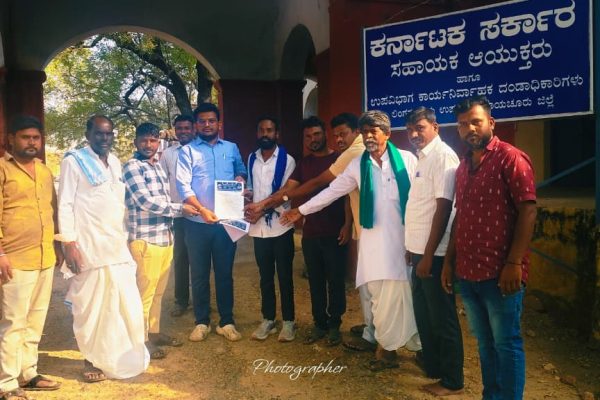 ಲಿಂಗಸುಗೂರು ಜ 8 : ತಾಲೂಕಿನಲ್ಲಿ ಅಕ್ರಮ ಮದ್ಯ ಮಾರಾಟ ನಿಯಂತ್ರಿಸುವಲ್ಲಿ ಅಬಕಾರಿ ಇಲಾಖೆ ವಿಫಲವಾಗಿದೆ ಎಂದು ಆರೋಪಿಸಿ, ಲಿಂಗಸುಗೂರು ಅಬಕಾರಿ ವಲಯದ ಸರ್ಕಲ್ ಇನ್ಸ್ಪೆಕ್ಟರ್ ಲಕ್ಷ್ಮೀದೇವಿ ಅವರ ವಿರುದ್ಧ ಕ್ರಮಕೈಗೊಳ್ಳಬೇಕೆಂದು ವಿವಿಧ ಸಂಘಟನೆಗಳ ಮುಖಂಡರು ಲಿಂಗಸಗೂರು ಸಹಾಯಕ ಆಯುಕ್ತರು ಮೂಲಕ ಜಿಲ್ಲಾಧಿಕಾರಿಗಳಿಗೆ ಮನವಿ ಸಲ್ಲಿಸಿದ್ದಾರೆ. ನಗರ ಹಾಗೂ ಗ್ರಾಮೀಣ ಪ್ರದೇಶಗಳಲ್ಲಿ ಅಕ್ರಮ ಮದ್ಯ ಮಾರಾಟ ಹೆಚ್ಚಾಗಿದ್ದು, ಇದರಿಂದ ಸಾರ್ವಜನಿಕ ಶಾಂತಿ ಕದಡುವ ಸ್ಥಿತಿ ನಿರ್ಮಾಣವಾಗಿದೆ ಎಂದು ದೂರಿನಲ್ಲಿ ಉಲ್ಲೇಖಿಸಲಾಗಿದೆ. ದೂರು ನೀಡಿದವರ ಮಾಹಿತಿಯನ್ನು ಬಹಿರಂಗಪಡಿಸಿ ಬೆದರಿಕೆ ಹಾಕಲಾಗುತ್ತಿದೆ ಎಂಬ ಆರೋಪವೂ ಕೇಳಿಬಂದಿದೆ. ಈ ಹಿನ್ನೆಲೆಯಲ್ಲಿ ಸಂಬಂಧಿಸಿದ ಅಧಿಕಾರಿಯನ್ನು ಅಮಾನತು ಮಾಡಿ ತನಿಖೆ ನಡೆಸಬೇಕು ಹಾಗೂ ದೂರುದಾರರಿಗೆ ರಕ್ಷಣೆ ಒದಗಿಸಬೇಕು ಎಂದು ಸಂಘಟನೆಗಳು ಆಗ್ರಹಿಸಿವೆ. ಮನವಿಗೆ ಸ್ಪಂದಿಸದಿದ್ದರೆ ಅಬಕಾರಿ ಇಲಾಖೆಯ ವಿರುದ್ಧ ಹೋರಾಟ ನಡೆಸುವುದಾಗಿ ಎಚ್ಚರಿಕೆ ನೀಡಿದ್ದಾರೆ.